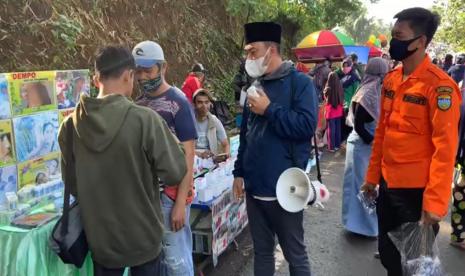 Wabup Tasikmalaya Deni Ramdani Sagara melakukan sidak prokes di pasar kaget Jalan Cisinga, Kabupaten Tasikmalaya, Ahad (14/3). 