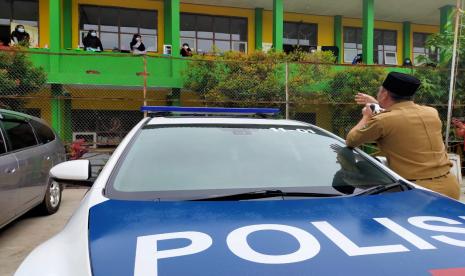 Wabup Tasikmalaya Deni Ramdani Sagara menyapa para santri yang terkonfirmasi positif Covid-19 di salah satu pesantren Kecamatan Salopa, Kabupaten Tasikmalaya, Senin (15/3).