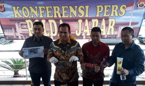 Wadir Krimsus Polda Jabar, AKBP Hari Brata (tengah) menunjukkan barang bukti dalamnkasus grup Gay Bandung Indonesia (GBI) yang beranggotakan 4.093 orang. 