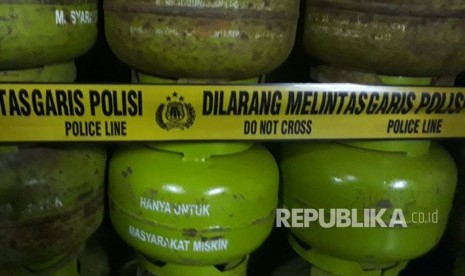 Wadir Reskrimsus Polda Jawa Tebgah, AKBP Harryo Sugihartono menunjukkan tersangka dan barang bukti pemasaran penyelewengan LPG bersubsidi, di kantor Ditreskrimsus, Senin (19/2). 