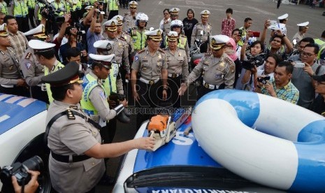  Wadirlantas Polda Metro Jaya AKBP Valentino Tatareda memeriksa peralatan usai Apel Kesiapan Banjir Polda 2015 di halaman Polda Metro Jaya, Jakarta, Selasa (10/11).   (Republika/Yasin Habibi)