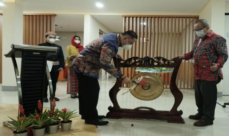  Wadirut II Bank Syariah Indonesia Abdullah Firman Wibowo (kiri) meresmikan relokasi dua kantor cabang, yaitu Fatmawati 2 dan Depok Margonda 2 serta pembukaan Kantor Area Depok didampingi oleh RCEO Region VI Jakarta 3 Firman Jatnika, Senin (24/5).