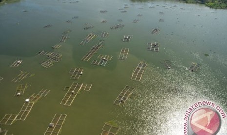 Waduk Cengklik di Boyolali penuh karamba