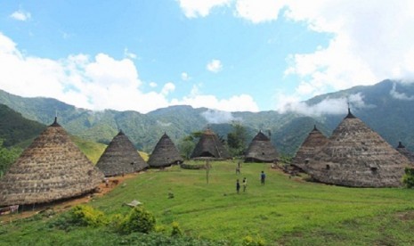 Desa Wae Rebo sepenuhnya dikelilingi oleh panorama pegunungan dan hutan Todo yang lebat.