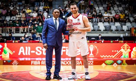 Wael Arakji saat menerima trofi MVP FIBA Asia Cup 2022.