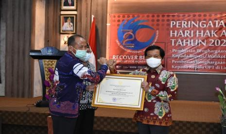 Wagub Abdul Fatah menerima piagam penghargaan dari Kemenkumham sebagai Provinsi Pendorong Daerah Kabupaten/Kota Peduli HAM.