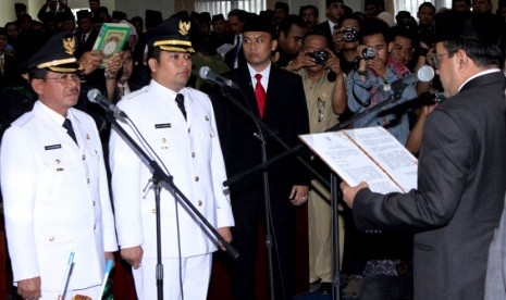  Wagub Banten Rano Karno (kanan) melantik pasangan walikota Tangerang Arief R Wismansyah (dua kiri) dan Syachrudin (kiri) di Gedung DPRD Kota Tangerang, Banten, Selasa (24/12).  (Antara/Muhammad Iqbal)