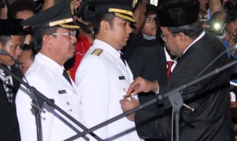  Wagub Banten Rano Karno (kanan) menyematkan emblem kepada walikota terpilih Arief R Wismansyah (dua kiri) dan wakil walikota Syachrudin (kiri) dalam acara Pelantikan di Gedung DPRD Kota Tangerang, Banten, Selasa (24/12).  (Antara/Muhammad Iqbal)