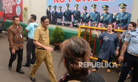 Wagub DKI Jakarta Djarot Saiful Hidayat bergegas seusai menjenguk Gubernur DKI Jakarta Basuki Tjahaja Purnama atau Ahok yang ditahan di Rutan Cipinang, Jakarta, Selasa (9/5). 