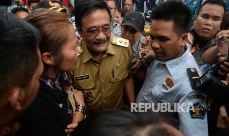 Wagub DKI Jakarta Djarot Saiful Hidayat bergegas seusai menjenguk Gubernur DKI Jakarta Basuki Tjahaja Purnama atau Ahok yang ditahan di Rutan Cipinang, Jakarta, Selasa (9/5).