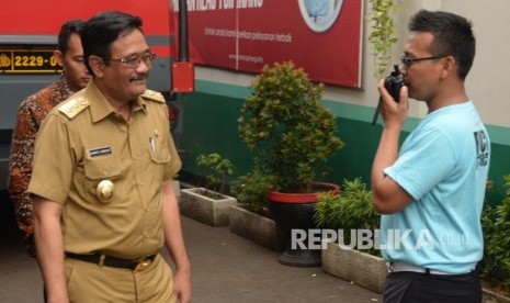 Wagub DKI Jakarta Djarot Saiful Hidayat bergegas seusai menjenguk Gubernur DKI Jakarta Basuki Tjahaja Purnama atau Ahok yang ditahan di Rutan Cipinang, Jakarta, Selasa (9/5). 