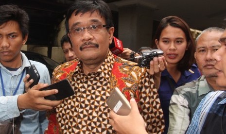 Wagub DKI Jakarta Djarot Saiful Hidayat (tengah) menjawab pertanyaan wartawan usai diperiksa Bareskrim di Mabes Polri, Jakarta, Jumat (22/7).