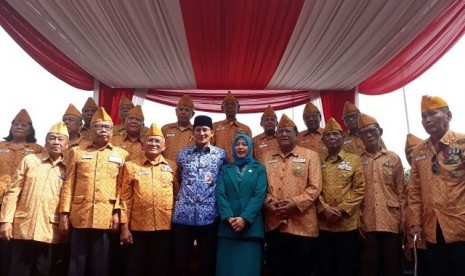 Wagub DKI Jakarta Sandiaga Uno berfoto bersama veteran usai upacara peringatan Hari Pahlawan