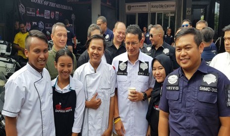 Wagub DKI Sandiaga Uno berfoto bersama usai menekn prasasti  prasasti UKM HOTS OK OCE di Cipete Selatan.