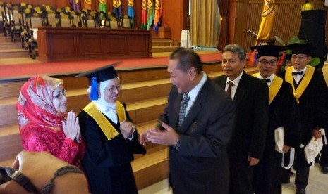 Wagub Jabar Deddy Mizwar memberikan ucapan selamat pada Prof. Ir. Mega Fatimah Rosana, M.Sc., Ph.D pada Penerimaan Jabatan Guru Besar dalam Ilmu Geologi Eksplorasi pada Fakultas Teknik Geologi Universitas Padjadjaran di Unpad, Bandung, Selasa (10/01). 