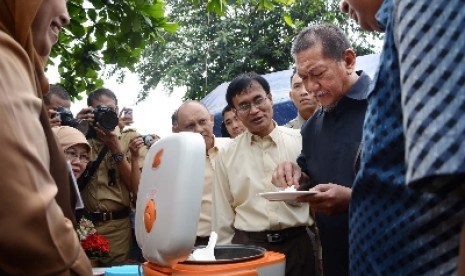  Wagub Jabar, Deddy Mizwar mencoba beras raskin di halaman belakang Gedung Sate, Kota Bandung, Rabu (22/1).