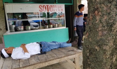 Wagub Jabar Dedi Mulyadi tidur di bale-bale warteg di Karawang, Senin (19/2),setelah ke berkampanye di sejumlah tempat di Karawang