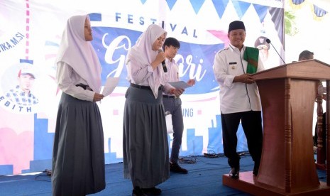 Wagub Jabar Uu membuka festival Ghifari. 