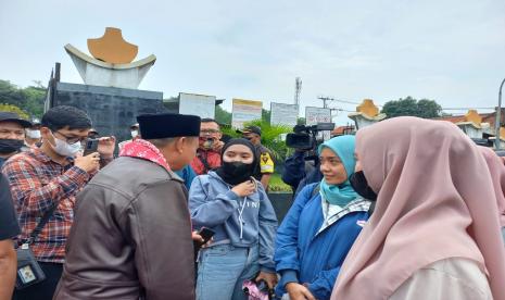  Wagub Uu Ruzhanul Ulum Resmi Buka MTQ ke- 37 Jabar. Foto:  Wagub Jabar, Uu Ruzhanul Ulum, berbincang dengan sejumlah buruh di PT Changshin Reksa Jaya, Kecamatan Leles, Kabupaten Garut, Kamis (21/4/2022). 