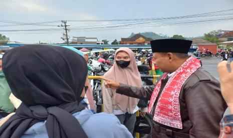 Wagub Jabar, Uu Ruzhanul Ulum, berbincang dengan sejumlah buruh di PT Changshin Reksa Jaya, Kecamatan Leles, Kabupaten Garut, Kamis (21/4/2022). 