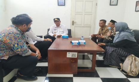 Wagub Jabar, Uu Ruzhanul Ulum, berdialog dengan warga yang akan terdampak proyek jalan tol Gedebage-Tasikmalaya, di Desa Talagasari, Kecamatan Kadungora, Kabupaten Garut, Jumat (11/2/2022).