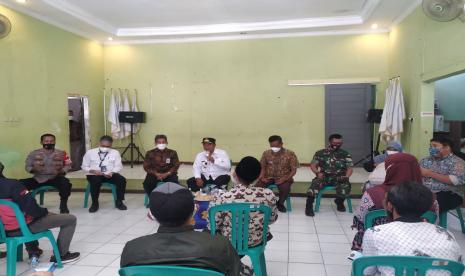 Wagub Jabar, Uu Ruzhanul Ulum, berdialog dengan warga yang akan terdampak proyek jalan tol Gedebage-Tasikmalaya, di Desa Talagasari, Kecamatan Kadungora, Kabupaten Garut, Jumat (11/2/2022).