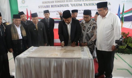 Wagub Jabar Uu Ruzhanul Ulum bersama Wali Kota Tasikmalaya Budi Budiman meresmikan STIABI, Ponpes Condong, Kelurahan Setianegara, Kecamatan Cibereum, Kota Tasikmalaya, Sabtu (24/8).