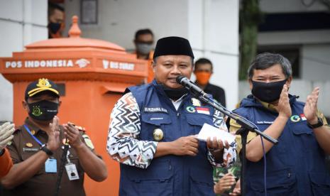 Wagub Jabar Uu Ruzhanul Ulum melepas penyaluran bansos untuk warga di Kabupaten Garut, Selasa (12/5). 