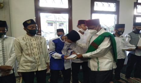 Wagub Jabar Uu Ruzhanul Ulum memberikan bantuan saat menjalani kegiatan safari Ramadhan di Masjid Rahmatulloh, Kecamatan Cipedes, Kota Tasikmalaya, Rabu (14/4)