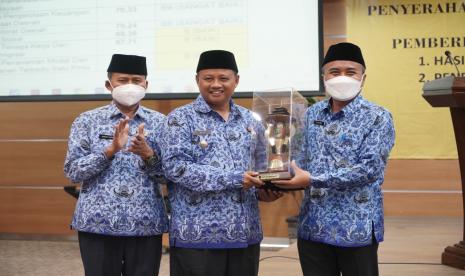 Wagub Jabar Uu Ruzhanul Ulum memberikan penghargaan kearsipan pada lima terbaik di lingkungan Pemprov Jabar.