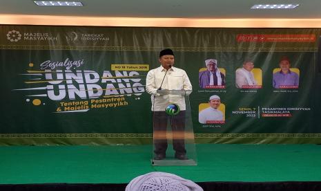 Wagub Jabar, Uu Ruzhanul Ulum, memberikan sambutan dalam kegiatan sosialisasi UU Pesantren di Pesantren Idrisiyyah, Kecamatan Cisayong, Kabupaten Tasikmalaya, Senin (7/11/2022). 