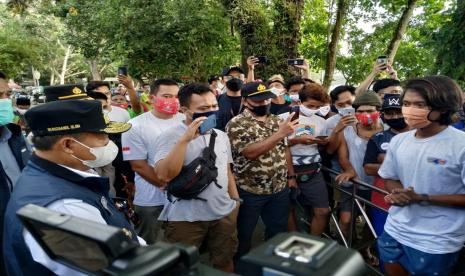 Wagub Jabar Uu Ruzhanul Ulum mendengarkan aspirasi para pelaku usaha di kawasan objek wisata Pantai Batukaras, Ahad (16/5). Para pelaku usaha mengkritisi kebijakan penutupan Pantai Batukaras yang dilakukan secara mendadak. 