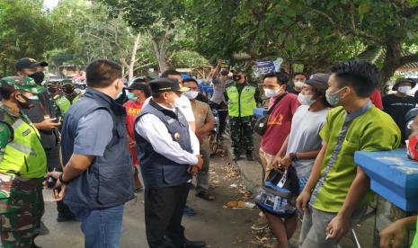 Wagub Jabar Uu Ruzhanul Ulum mendengarkan aspirasi para pelaku usaha di kawasan objek wisata Pantai Batukaras, Ahad (16/5). Para pelaku usaha mengkritisi kebijakan penutupan Pantai Batukaras yang dilakukan secara mendadak. 