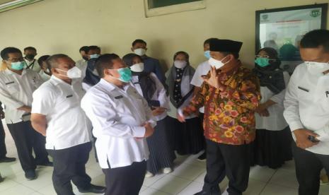 Wagub Jabar Uu Ruzhanul Ulum meninjau kesiapan RSUD dr Soekardjo Kota Tasikmalaya dalam menghadapi lonjakan kasus Covid-19, Rabu (9/2/2022).