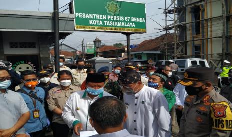 Wagub Jabar Uu Ruzhanul Ulum meninjau penanganan klaster penyebaran Covid-19 di Pesantren Persin 67 Benda, Kota Tasikmalaya, Kamis (18/2). 