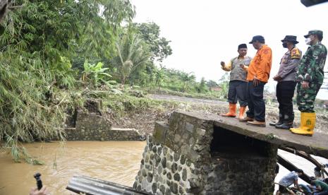 Wagub Jabar, Uu Ruzhanul Ulum, meninjau wilayah terdampak banjir di Kecamatan Garut Kota, Kabupaten Garut, Ahad (17/7/2022). 