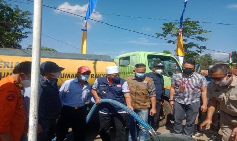 Wagub Jabar Uu Ruzhanul Ulum menyalurkan air bersih kepada warga terdampak kekeringan di Kecamatan Cibatu, Kabupaten Garut, Rabu (11/8).