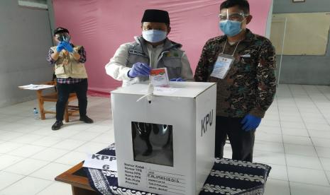 Wagub Jabar Uu Ruzhanul Ulum menyalurkan hak pilih sekaligus melakukan pemantauan pelaksanaan pilkada serentak di Kabupaten Tasikmalaya, Rabu (9/12).