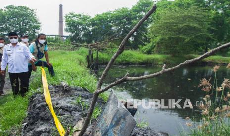 Wagub Jabar Uu Ruzhanul Ulum menyegel instalasi pengolahan limbah (IPAL) saat melakukan inspeksi mendadak di salah satu pabrik di kawasan Cilamaya, Karawang, Jawa Barat, Senin (4/10/2021). Sidak tersebut untuk menghentikan sementara operasional pabrik karena melakukan pelanggaran berat terkait pencemaran sungai dan lingkungan.