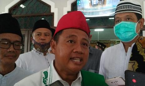 Wagub Jabar Uu Ruzhanul Ulum saat diwawancara di Kota Tasikmalaya, Rabu (14/4). 