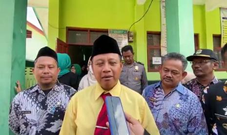 Wagub Jabar, Uu Ruzhanul Ulum (tengah). Wagub Jabar Uu Ruzhanul Ulum enggan mengundurkan diri meski daftar menjadi caleg.