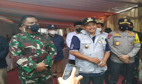 Wagub Jabar Uu Ruzhanul Ulum (tengah), didampingi Pangdam Siliwangi Mayjen TNI Nugroho Budi Wiryanto (kiri) dan dan Kapolda Jabar Irjen Pol Ahmad Dofiri (kanan), melakukan pengecekan kesiapan pilkada di Kabupaten Tasikmalaya, Rabu (2/12).