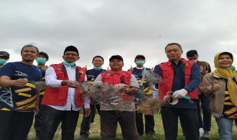 Wagub Jabar Uu Ruzhanul Ulum (tengah) menunjukkan kawat yang biasa digunakan untuk bermain layangan di Kelurahan Sukajaya, Kecamatan Tarogong Kidul, Kabupaten Garut, Rabu (7/10). Warga di daerah itu diminta tak lagi bermain layangan menggunakan kawat di dekat jaringan transmisi listrik. 