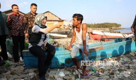 Wagub Lampung Chusnunia kunjungi masyarakat nelayan Teluk Lampung di Sukaraja, Bandar Lampung, Selasa (18/6).