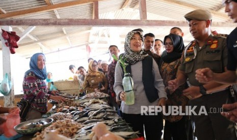 Wagub Lampung Chusnunia Chalim (tengah). KPK akan memanggil Wagub Lampung Chusnunia Chalim untuk klarifikasi LHKPN.