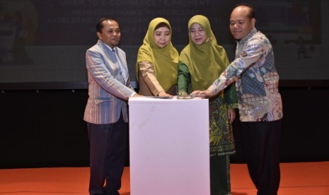 Wagub NTB Sitti Rohmi Djalilah, Kepala BI NTB Achris Sarwani, dan Ketua Dekranasda NTB Niken Saptarini Widiyawati dalam acara pelatihan //capacity building// di Hotel Lombok Raya, Kota Mataram, NTB, Senin (22/4). 