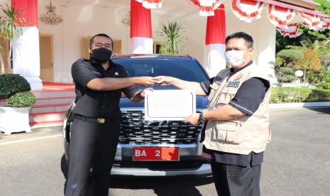 Wagub Sumbar menyerahkan mobil dinas baru Hyundai Pelisade ke Satgas Covid, Kamis (19/8). Mobil dinas kepala daerah Sumbar tersebut menuai polemik publik karena dibeli di tengah pandemi dengan harga miliaran.