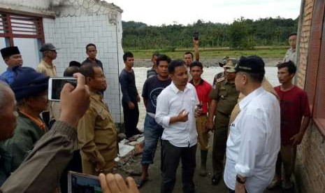 Wagub Sumbar Nasrul Abit berkunjung ke lokasi bencana banjir bandang di Padang Pariaman, Selasa (7/8).