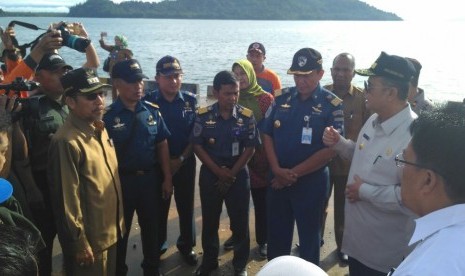 Wagub Sumbar Nasrul Abit saat meninjau Pelabuhan Teluk Tapang, Pasaman Barat, Selasa (21/11).