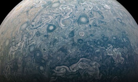 Wahana antariksa Juno berhasil merekam kekacauan badai di permukaan planet Jupiter.